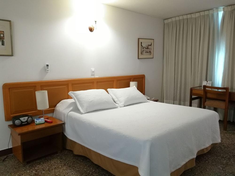 Hotel Villavicencio Plaza Buitenkant foto
