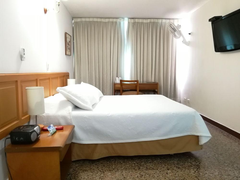 Hotel Villavicencio Plaza Buitenkant foto
