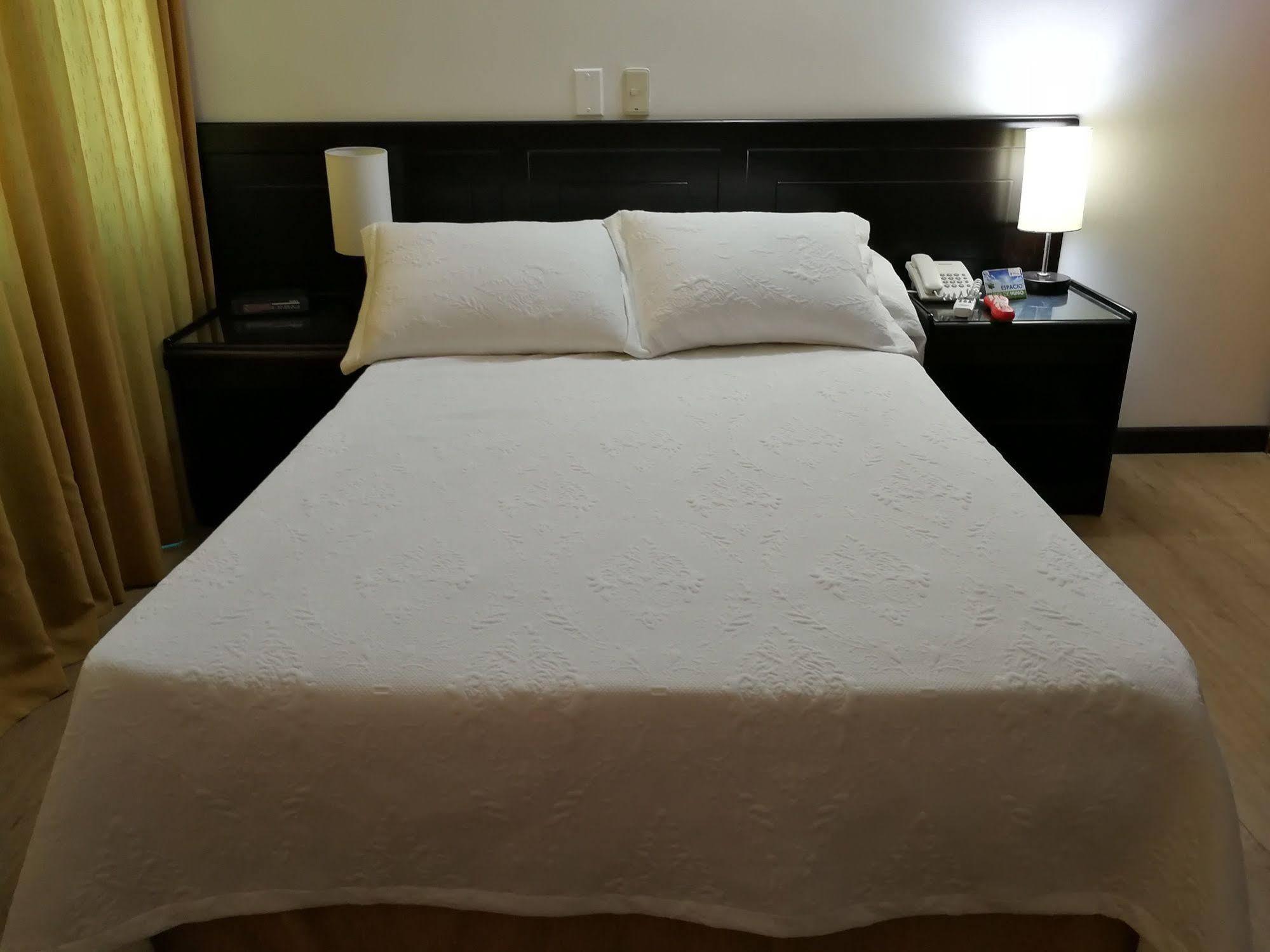 Hotel Villavicencio Plaza Buitenkant foto